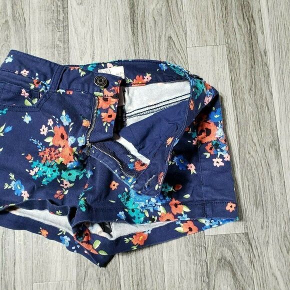 (3/$27) SO Multicolored Floral Shorts Size 7 - Picture 3 of 10